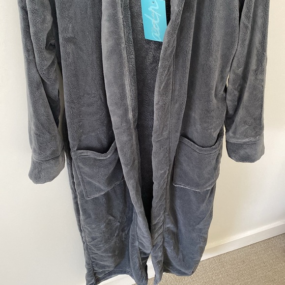 Robe - Picture 3 of 3